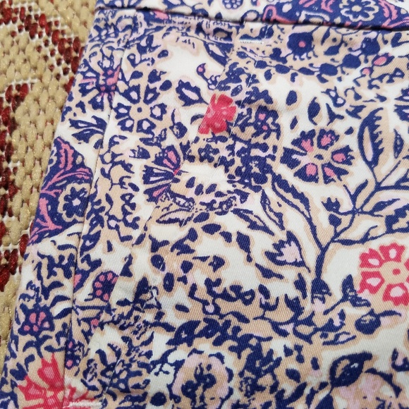 ANN TAYLOR FLORAL PATTERN TWILL SHORTS SZ.4 NWOT - Picture 3 of 6